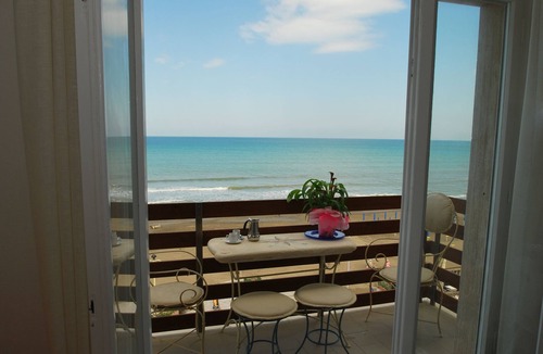 Marina di Castagneto Carducci Apartment | Flat by the sea with stunning views from the 2 terraces, in Marina di Castagneto