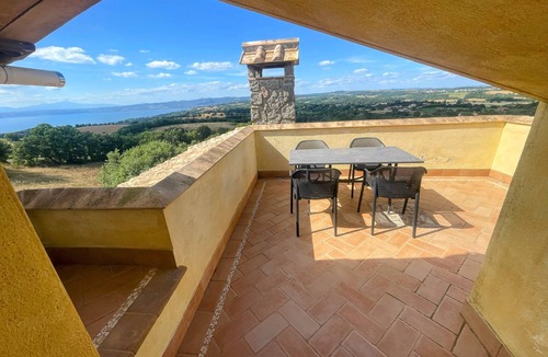 Montefiascone Villa | Jacuzzi and pool - Fabulous villa in Umbria - sleeps 24 - Bolsena Lake views