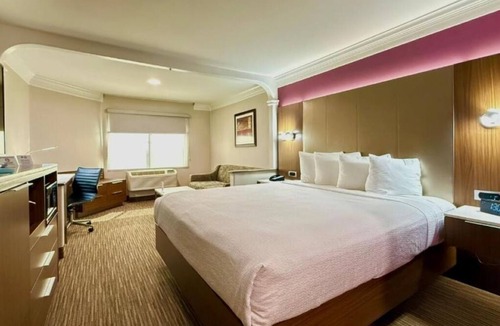 Inglewood Hotel | Jetsetter's Delight | Spacious Stay w/Pool Near Top LA Destinations