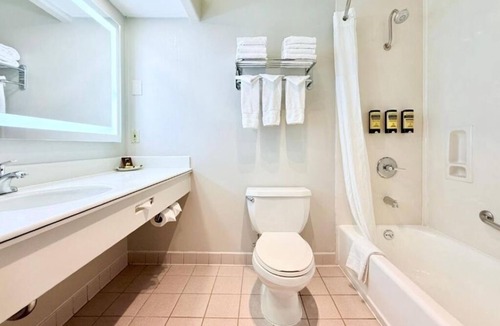 Inglewood Hotel | Jetsetter's Delight | Spacious Stay w/Pool Near Top LA Destinations