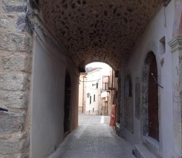 Castel di Ieri House | ju pretore