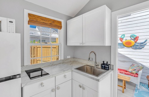 Truman Annex Apartment | Key West Steps to Duval, Truman Waterfront Park and Beach. Walk everywhere