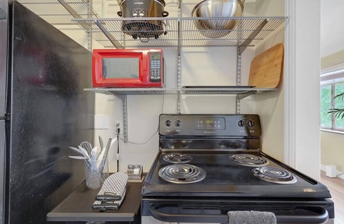 Cherry Creek Apartment | King Bed~Work Space~Walkable