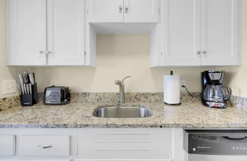 Cherry Creek Apartment | King Bed~Work Space~Walkable