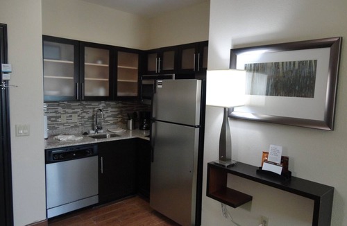 Northfield Apartment | King Studio. Free Breakfast Buffet. Pool & Gym Access.
