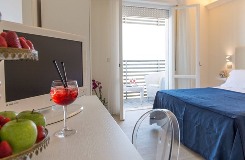 Pinarella Hotel | Kiss Beachfront Hotel & Restaurant