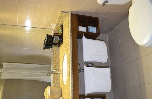 Rancho Dominguez Hotel | LA Crystal Hotel - Los Angeles Area