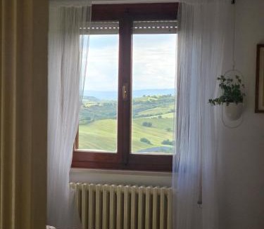 Giove Apartment | La dolce vita - 10 min da A1 autostrada, terrazza sul tramonto , vista panoramica sulle colline