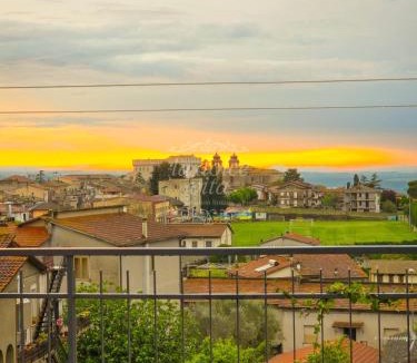 Giove Apartment | La dolce vita - 10 min da A1 autostrada, terrazza sul tramonto , vista panoramica sulle colline