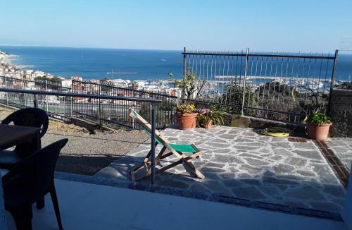 Varazze House | La finestra sul blu