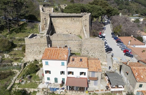 Marciana Apartment | La Fortezza with attention to detail with a splendid view of Marciana