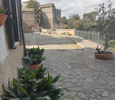 Gallese Apartment | La loggia del pappagallo