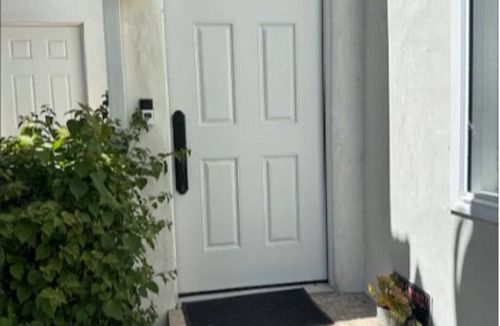 Carthay Circle Apartment | LA's Duplex central location, sought after area. Private room with en-suite bath