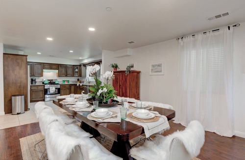 Los Angeles House | LA Urban Retreat – Easy Access to SoFi, DTLA & USC