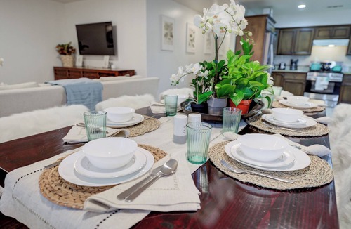 Los Angeles House | LA Urban Retreat – Easy Access to SoFi, DTLA & USC
