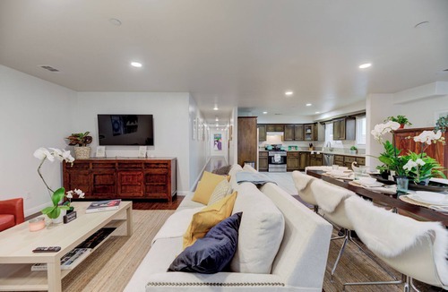 Los Angeles House | LA Urban Retreat – Easy Access to SoFi, DTLA & USC