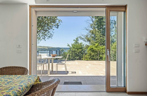 Lake Bracciano House | Lake Bracciano villa with private beach