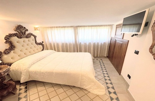 Montefiascone Villa | LAKE VIEWS BOLSENA/LUXURY, EXCLUSIVE VILLA/POOL/JACUZZI-SLEEPS 24