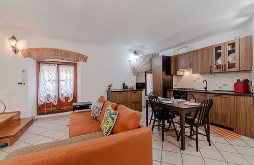 Lagaccio Apartment | Large and welcoming 100m2 apartment, perfect for 6 guests, located on the ground floor (10 steps to the hallway to access).Located in a strategic position a stone's throw from Piazza Principe station, the city center and all the main attractions can be e