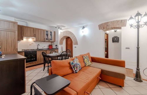 Lagaccio Apartment | Large and welcoming 100m2 apartment, perfect for 6 guests, located on the ground floor (10 steps to the hallway to access).Located in a strategic position a stone's throw from Piazza Principe station, the city center and all the main attractions can be e