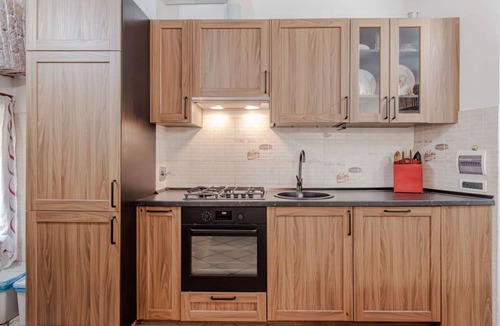 Lagaccio Apartment | Large and welcoming 100m2 apartment, perfect for 6 guests, located on the ground floor (10 steps to the hallway to access).Located in a strategic position a stone's throw from Piazza Principe station, the city center and all the main attractions can be e