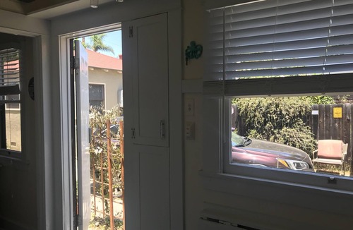 Bluff Heights Apartment | LARGE STUDIO, IN GREAT NEIGHBORHOOD,PET FRIENDLY, PLENTY OF PARKING