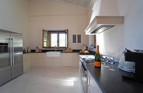 Licciana Nardi Villa | * LAST MINUTE * VILLA VITTORIA (sleeps 8), by Villas & Retreats: Pool, A/C, Wi-Fi, BBQ