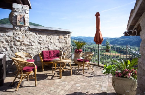 Precetto House | LE ROCCHE - Under the Castle, ZAFFIRO Apartment with SPA and Black River view