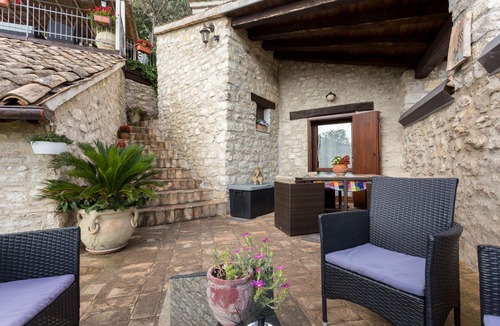 Precetto House | LE ROCCHE - Under the Castle, ZAFFIRO Apartment with SPA and Black River view