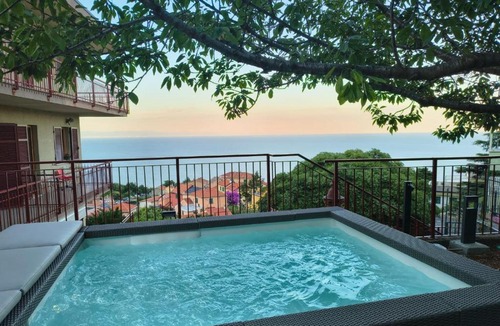 Torre del Mare Apartment | Le Tre Terrazze sul Blu vista mare, piscina idromassaggio, posto auto coperto