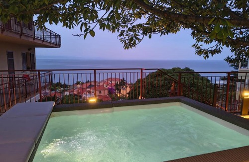 Torre del Mare Apartment | Le Tre Terrazze sul Blu vista mare, piscina idromassaggio, posto auto coperto