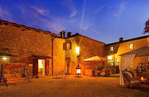 Caprese Michelangelo Apartment | Leonardo Apartment overlooking the birthplace & Castle of Michelangelo