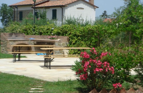 Cortona Apartment | Limone is a Self-Contained Apartment with a large Pool, free WiFi & free parking