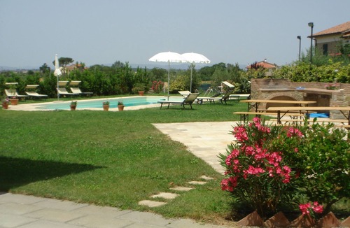 Cortona Apartment | Limone is a Self-Contained Apartment with a large Pool, free WiFi & free parking