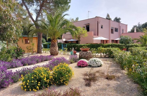 Lido di Capoliveri Apartment | Located just a 4-minute walk from the beautiful sandy beach of Lido di Capoliveri, I Palmizi is the ideal destination for a relaxing seaside holiday on the Island of Elba.Our studio apartments, available both on the ground floor and the first floor, each