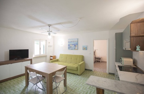 Magazzini Apartment | Located on the ground floor, it consists of a living room with kitchenette and sofa bed, a double be