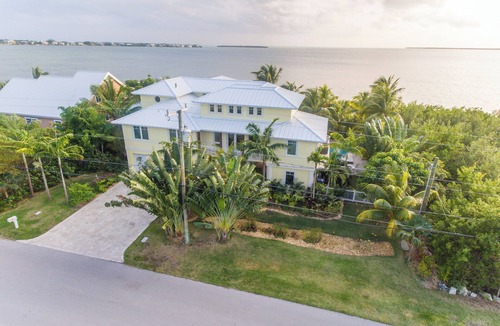 Cutthroat Harbor Estates House | Looking for the ultimate Keys Vacation here it is 4 bedroom 3.5 Bath Pool Home