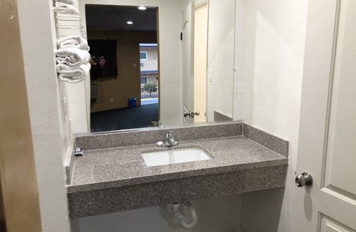 West Athens Hotel | Los Angeles Inn & Suites - LAX