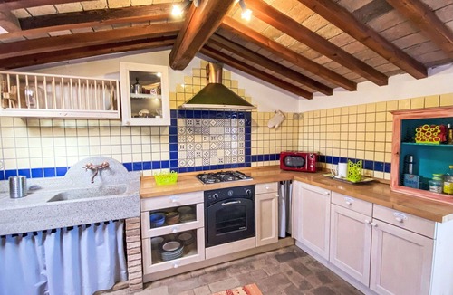 Castellina Marittima Apartment | Lovely apartment for 5 people with WIFI, patio and pets allowed