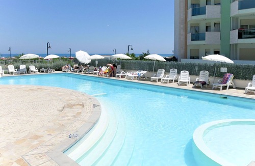 Roseto degli Abruzzi Apartment | Lovely apartment for 4 people with A/C, pool, internet, TV, terrace and pets allowed