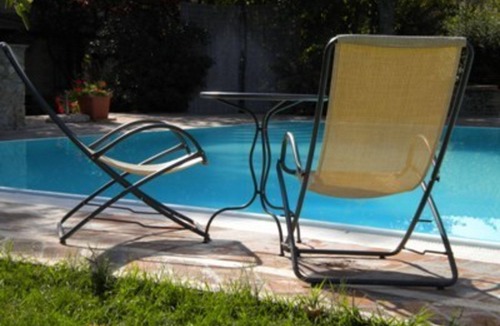 Colle di Val d'Elsa House | Lovely apartment in villa for 2 guests with pool, TV, patio and pets allowed