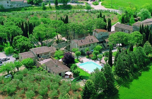Colle di Val d'Elsa House | Lovely apartment in villa for 2 guests with pool, TV, patio and pets allowed