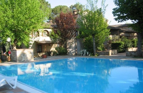 Colle di Val d'Elsa House | Lovely apartment in villa for 2 guests with pool, TV, patio and pets allowed