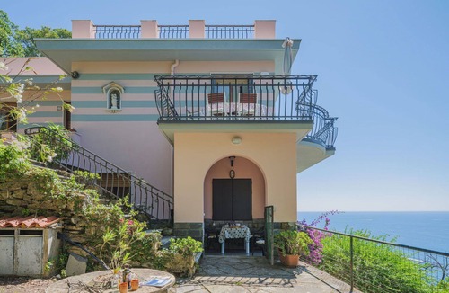 Zoagli Apartment | Lovely apartment for 4 people with TV, patio and pets allowed
