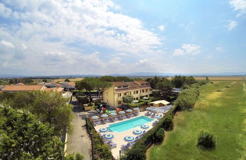 Cecina Apartment | Lovely apartment for 6 guests with pool, A/C, WIFI, TV, patio and pets allowed