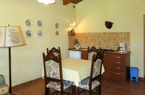 Collecorvino Villa | Lovely apartment in villa for 4 people with WIFI, pool, TV, terrace, pets allowed and parking