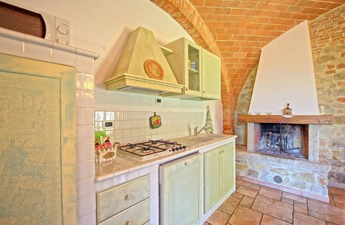 Simignano Apartment | Lovely apartment for 3 people with WIFI, pool, TV and pets allowed
