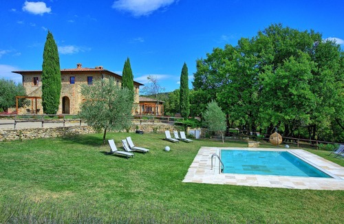 Simignano Apartment | Lovely apartment for 3 people with WIFI, pool, TV and pets allowed