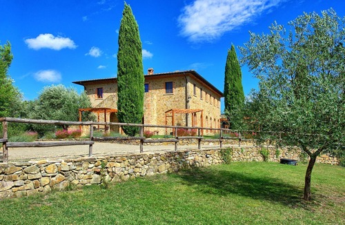 Simignano Apartment | Lovely apartment for 3 people with WIFI, pool, TV and pets allowed