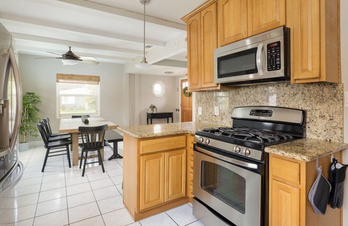 Del Aire House | Lovely Coastal Boho home close to Beaches & SOFI with Pool, AC & King bed